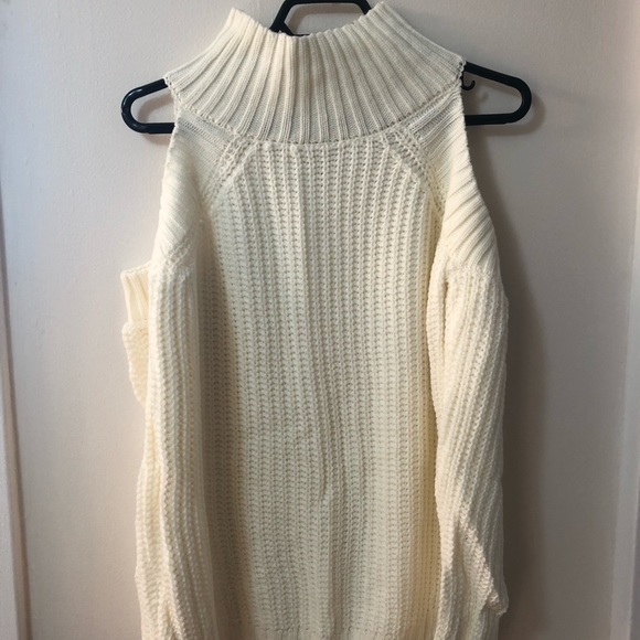Cold shoulder knitted sweater - Picture 2 of 3